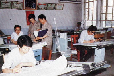 从1984年第一季度到抓治理上登记全面提高企业素质验收前，采取分线查抄、总结成就、找出差距、提出措施、期限整改的步骤，使各项工作在整顿中坚韧提高，在坚韧提高中进行再整顿，再提高。