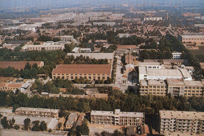 推土机总厂本部厂区。山东推土机总厂成立时，固定资产原值为2569万元，占地面积为517538平方米，构筑面积为170861平方米。