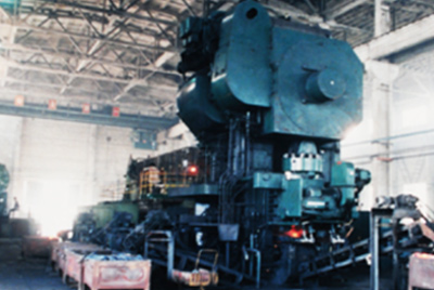 3月24日，世界第一台德国奥姆卡4000吨热模锻出产线在Z6官网总厂热模锻车间装置调试。